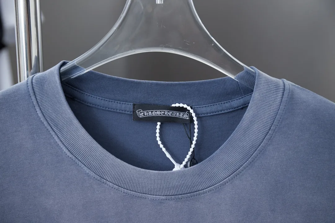 🅿️220 Chrome Hearte 25SS early spring new style Chrome heart pattern hot diamond short sleeves light luxury essential item for daily commuting for men and women Correct version Welcome to compare Detailed features · 280g 100% pure cotton double yarn jersey fabric · Special thickened 32 pieces of double-strand 1X1 thread in the same vat · Imported Australian matte pearl diamond ➕ direct-injection printing pattern. Ready-made garments are dyed Then do the faded fried snowflake process, then wash it to make it look old. Common washing improves the effect · Double-needle stitching and cross-stitch process · Original main mark, washed tag, brand moisture-proof paper packaging Color: black/white/blue/green Size: S/M/L/XL